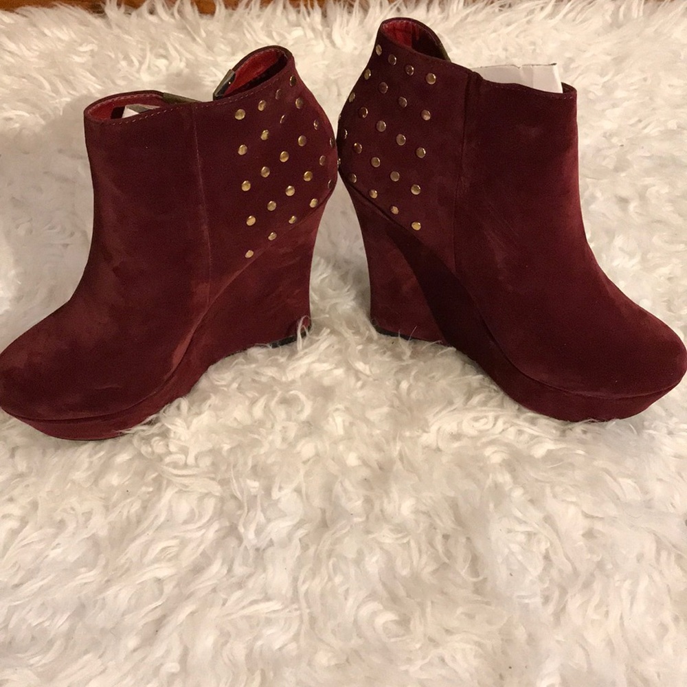 NEW! Maroon, velvet booties with gold details